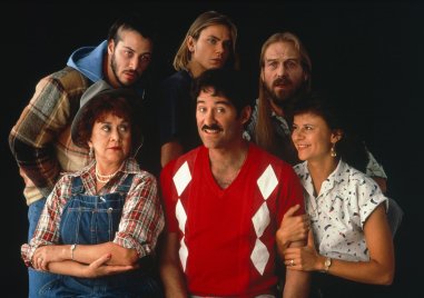 Keanu Reeves, River Phoenix és mindenki más is Kevin Kline életére tör, de...