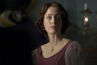 Nagy sikerű kosztümös sorozat érkezik a köztévére Gillian Anderson főszereplésével
