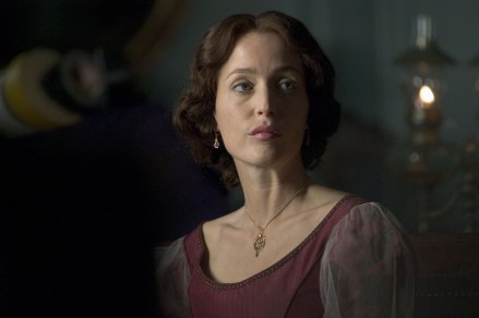Nagy sikerű kosztümös sorozat érkezik a köztévére Gillian Anderson főszereplésével