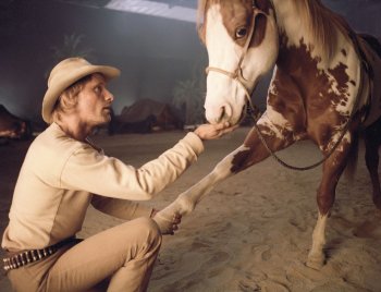 Így él összezárva homofób apjával a meleg Viggo Mortensen