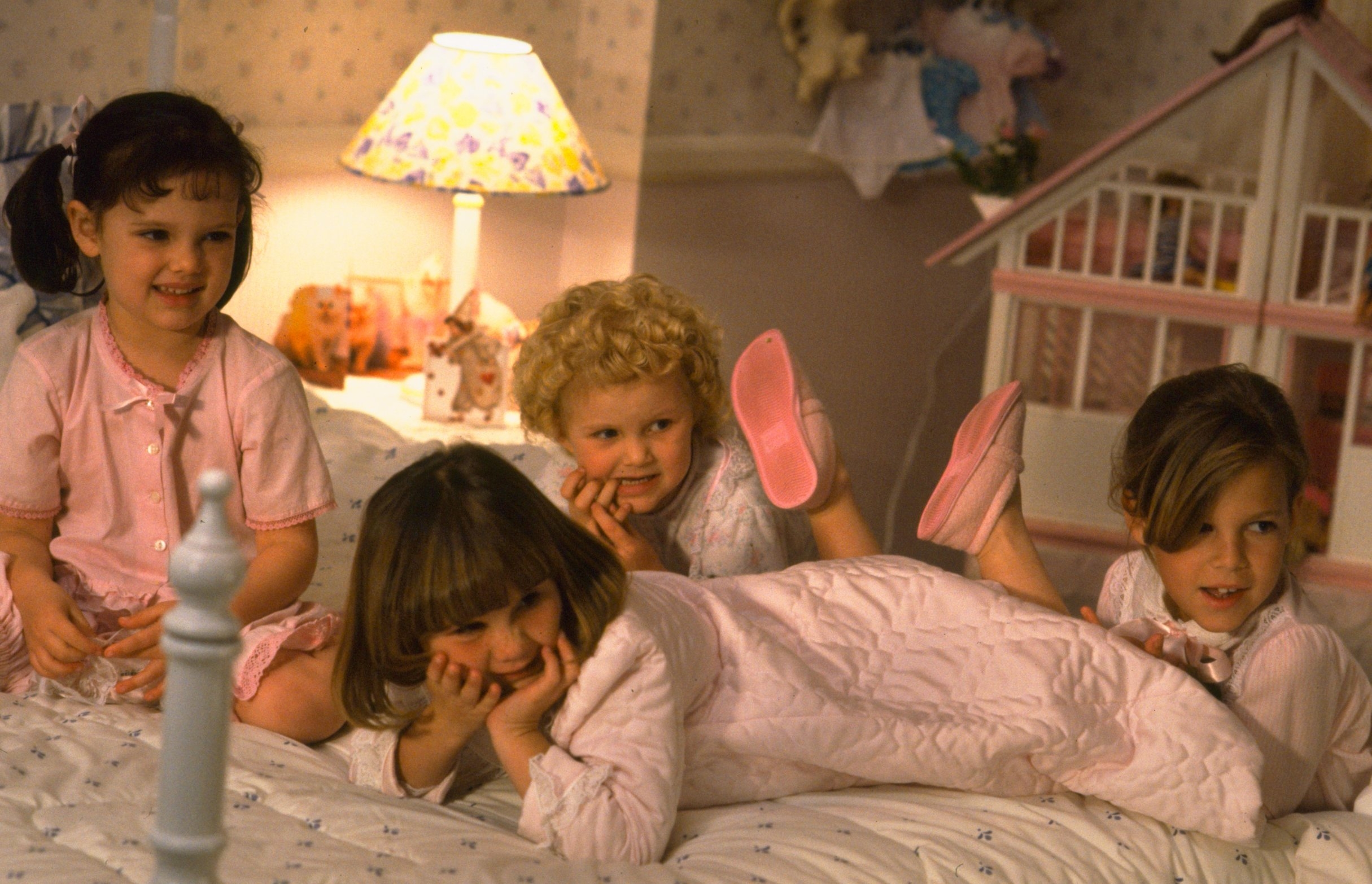 The little system. Бриттани Эштон Холмс 1994. The little Rascals 1994. Джульетт Брюэр. Джульетт Брюэр маленькие негодяи.