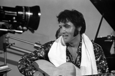 Időutazó, a patás ördög és maga Elvis Presley a Reszkessetek, betörőkben