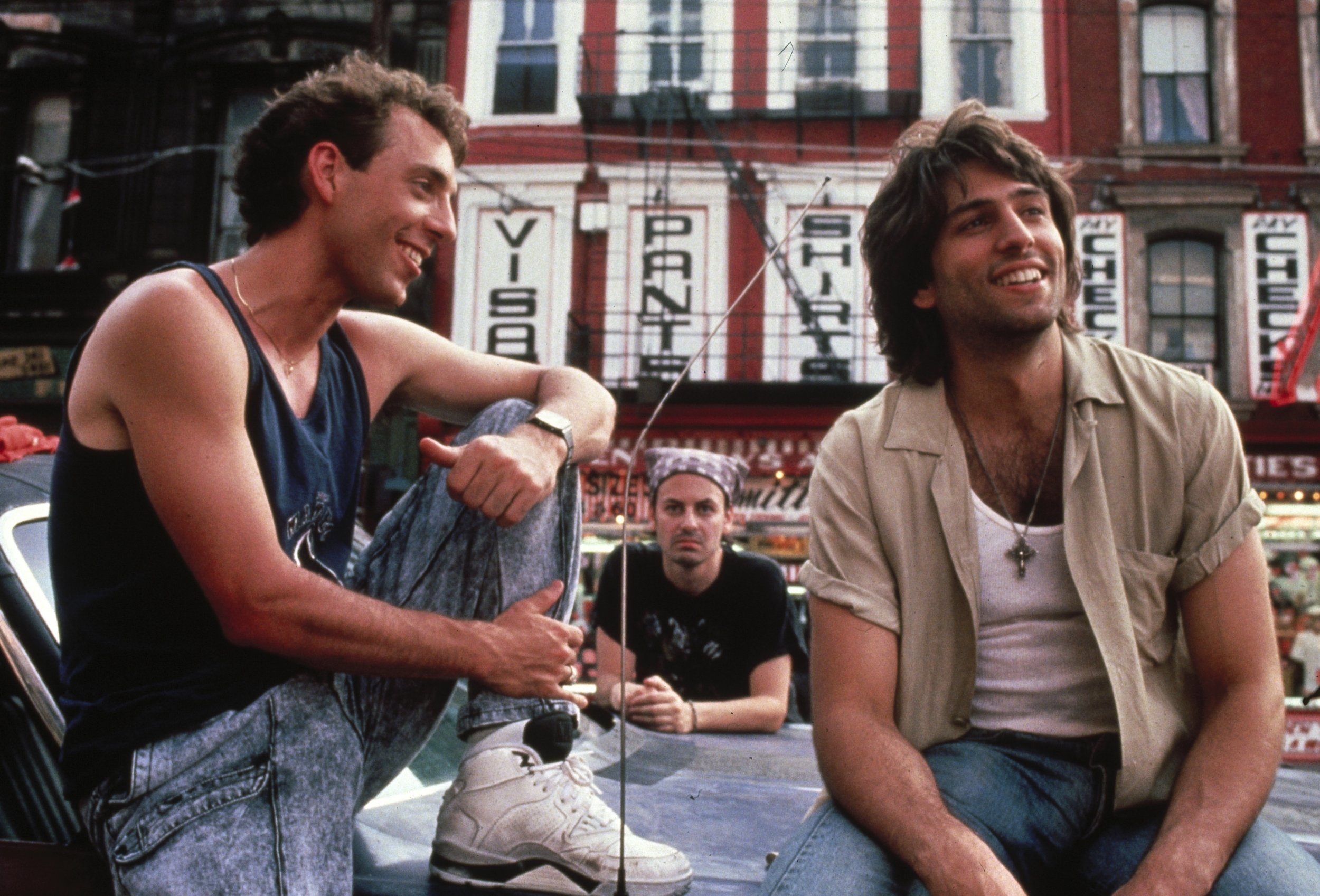 Watch the city. Ночной город с людьми. Watch the city. Часы лежат. Человек на крыше ночного города.