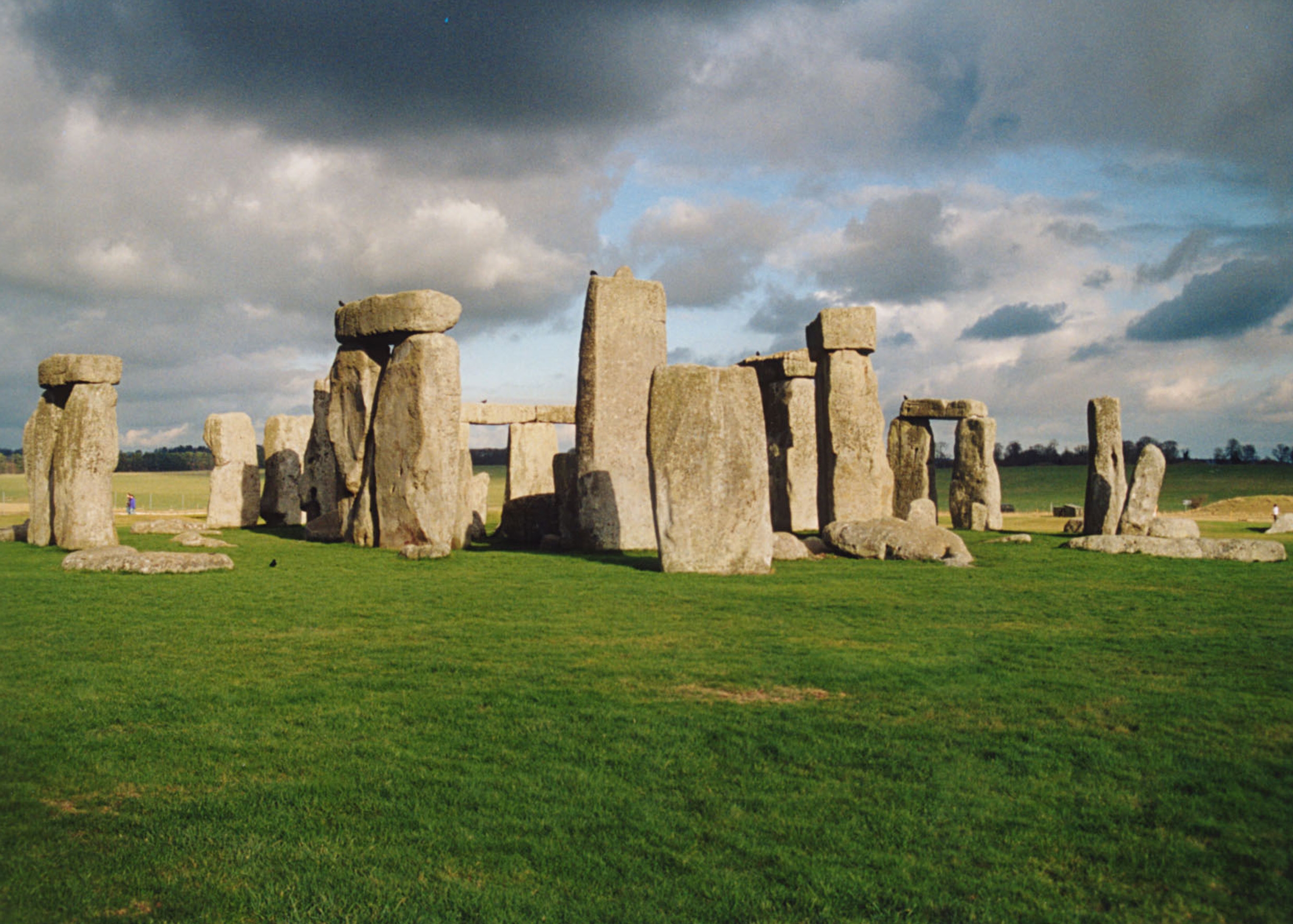 Stone england. Стоунхендж - Эйвбери, Великобритания. Кромлех Эйвбери. Стоунхендж. Кромлех. Англия. Эпоха бронзы.. 7 Чудес света Стоунхендж.