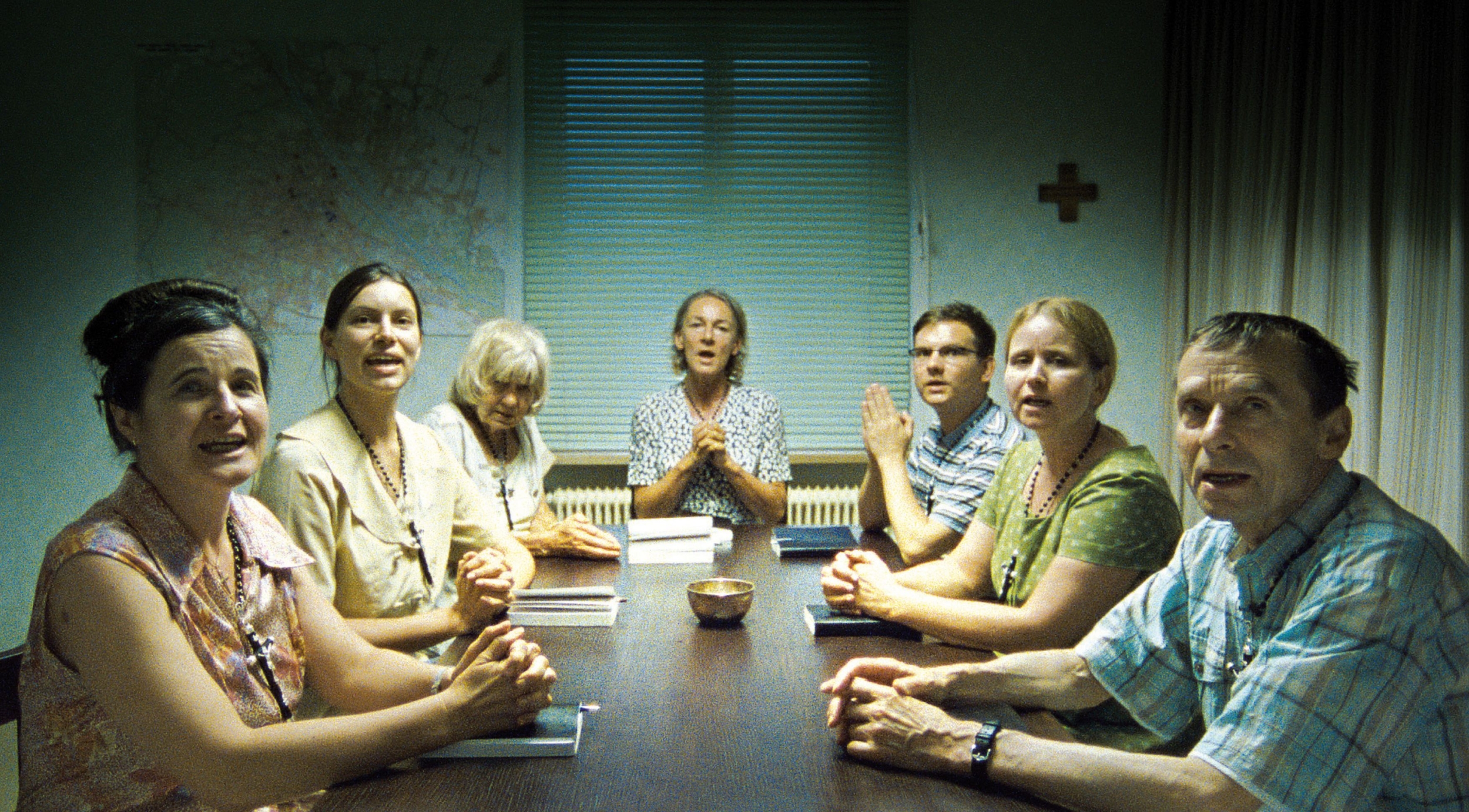 Обсуждение кинофильма. Зрители в кинотеатре. Обсуждение кинофильма. Кинотеатр. Обсуждение фильма.