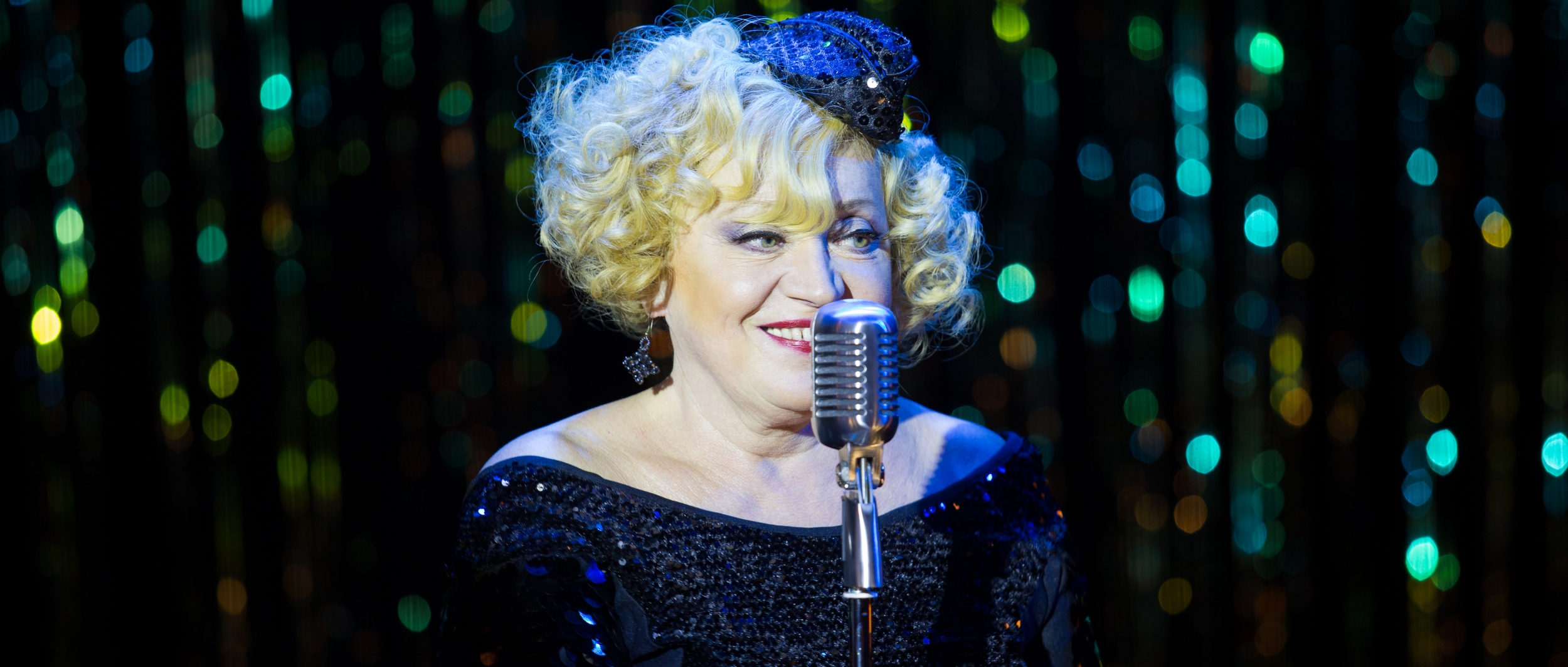 A lányok az ötvenes évek női trióinak stílusában egy transzvesztita bártula...