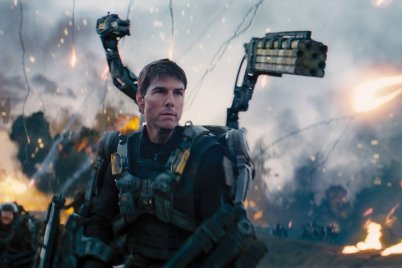 Tom Cruise meghal, megint meghal, és megint meghal, de egyre előrébb jut