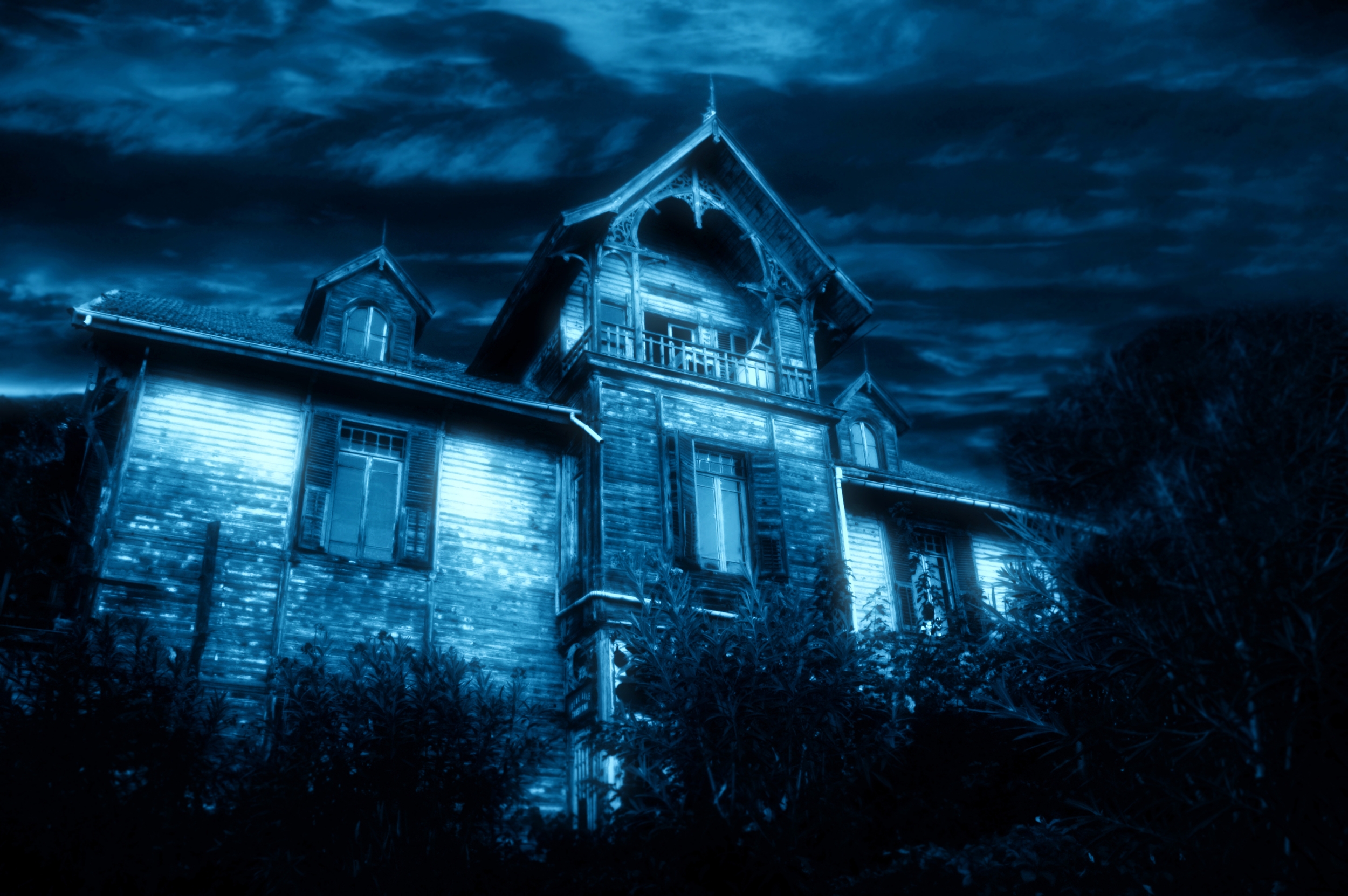 Дом ужасов. Зловещий дом. Дом мистика. Страшный дом ночью.