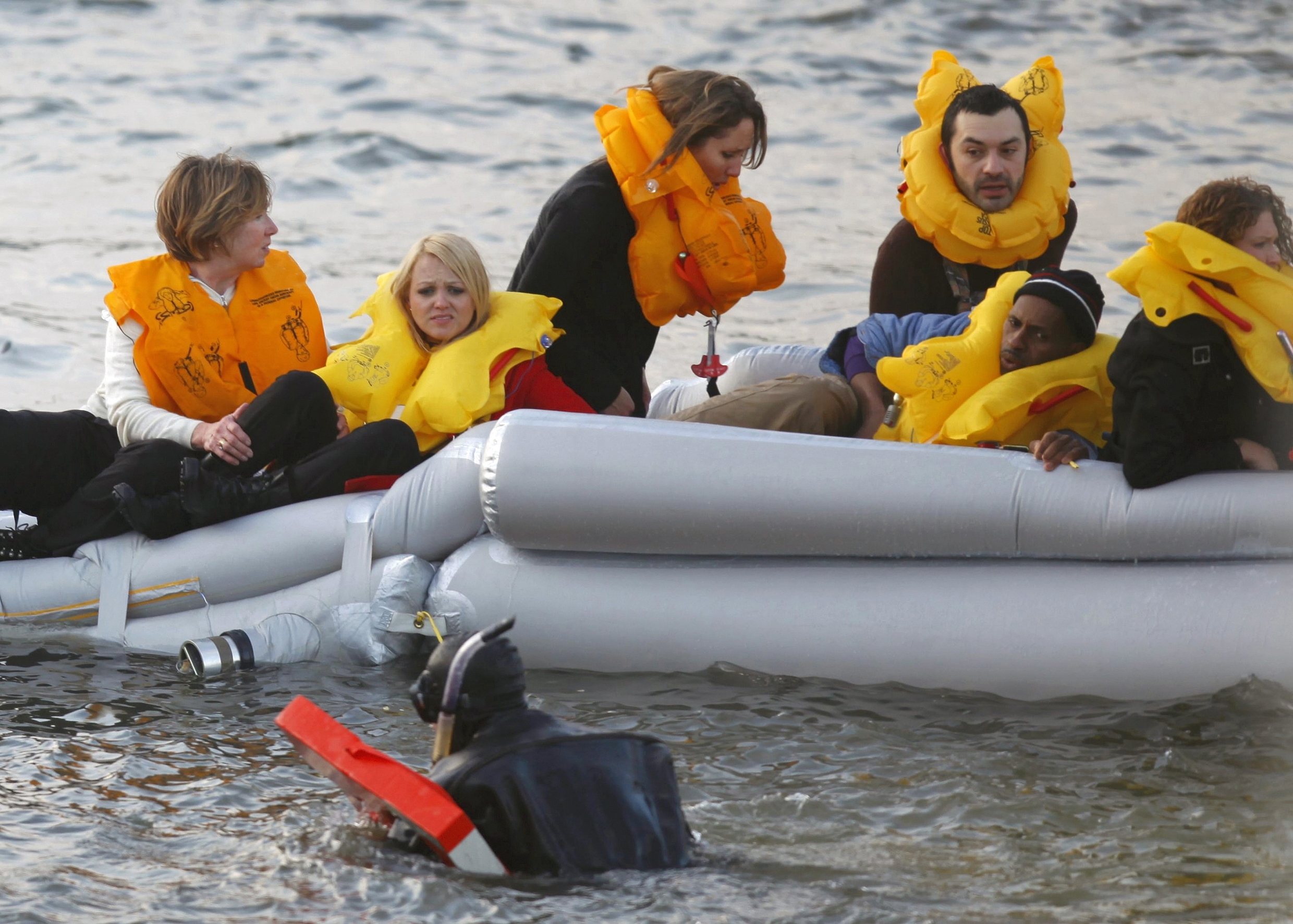 Видео спасения людей. Человек в спасательном жилете в воде. Спасательные самолёты на воде. Спасательный жилет для детей. Посадка самолета на воду.