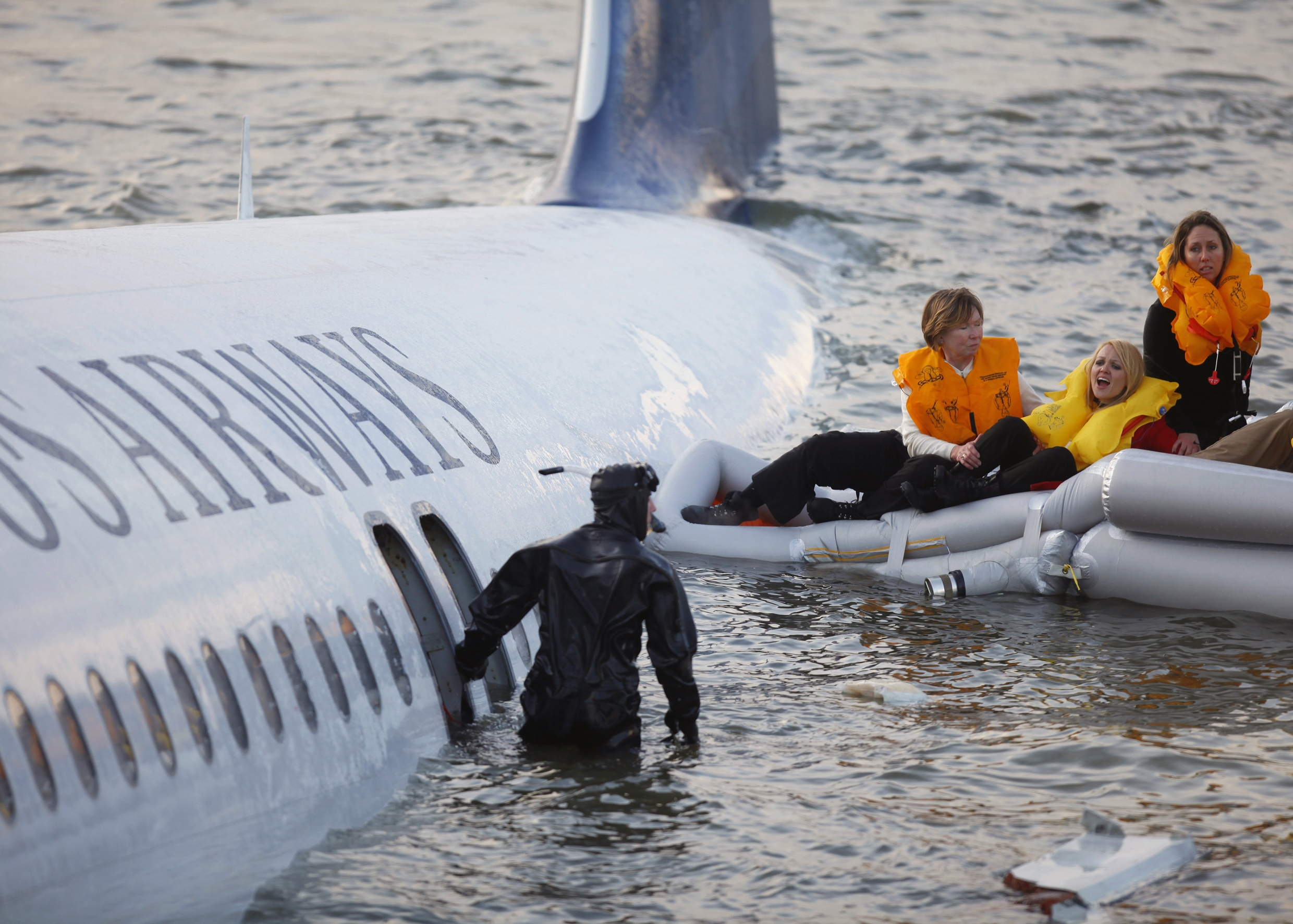 Аварийные посадки самолетов на воду. Аварийная посадка a320 на Гудзон. Гудзон 15 января 2009. Чудо на Гудзоне 2009. Посадка Airbus a320 на Гудзон.