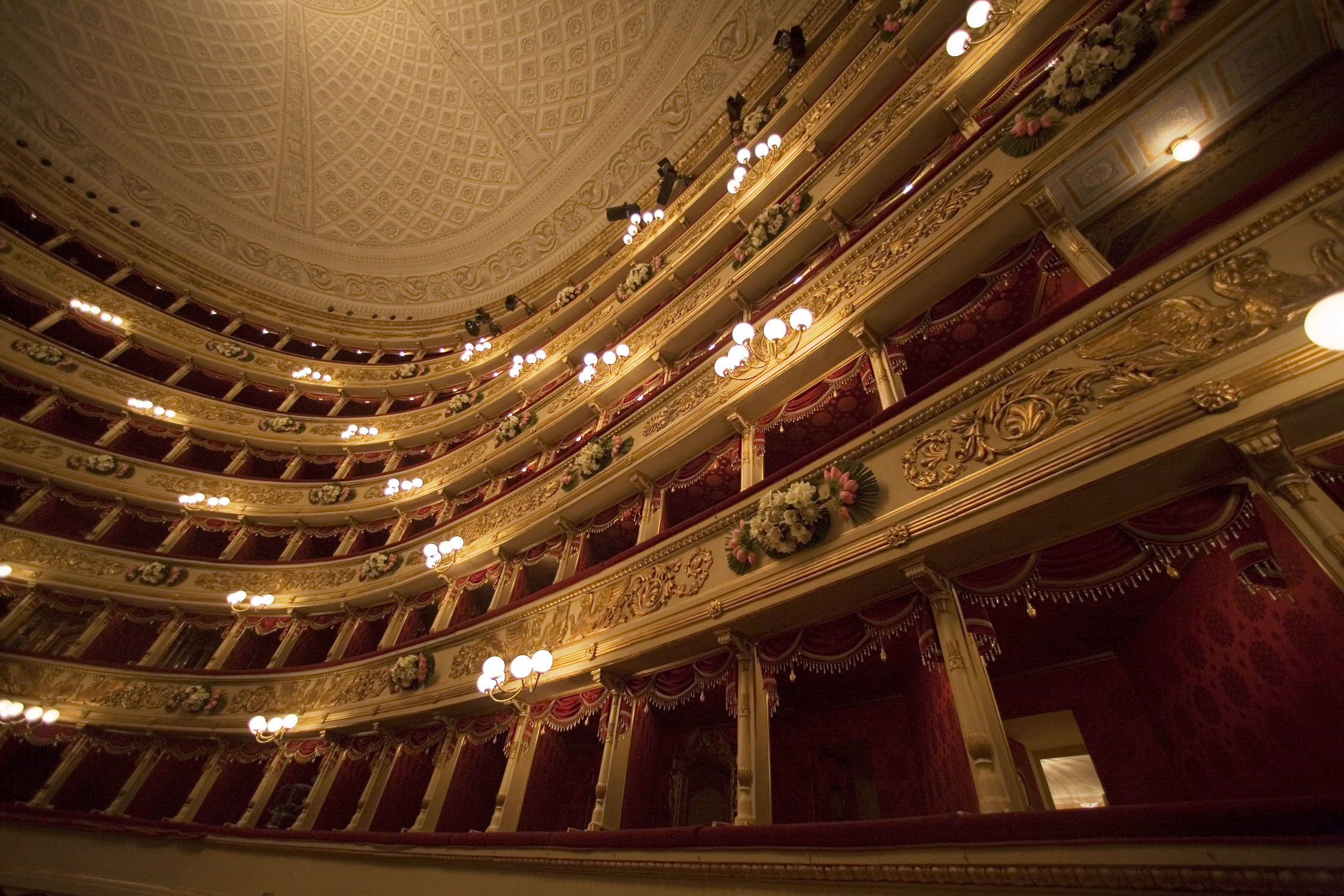 La scala. Театр ла скала в Милане занавес. Оперный театр ла скала интерьер. Театр ла скала зрительный зал. Милан ла скала оперный театр дворец.
