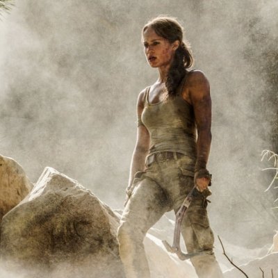 Lara Croft esik, puffan, ahogy kell