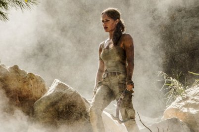 Lara Croft esik, puffan, ahogy kell
