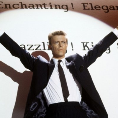 David Bowie a konyhaasztal alá bújt Roger Moore elől