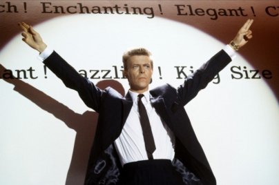 David Bowie a konyhaasztal alá bújt Roger Moore elől