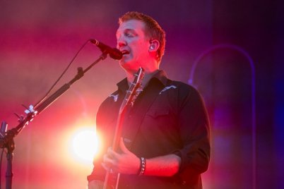 Hallgasd meg a Queens of the Stone Age énekesének első filmzenéjét!