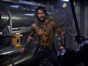 Kockás hassal, dagadó izmokkal feszít Momoa az Aquaman friss fotóján
