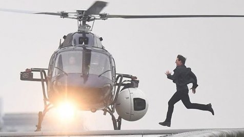 Tom Cruise újra forgat: először vállalt be akciójelenetet a bokatörése óta!