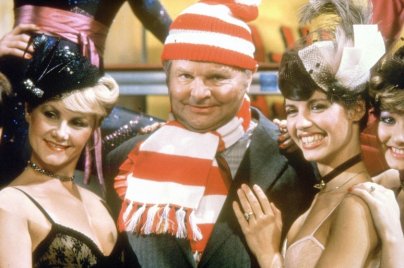 Hugh Grant miatt szólt a Benny Hill Show zenéje Boris Johnson lemondásakor