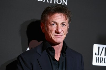 Sean Penn-nek nem lehet rossz a könyve, mert fűthető a medencéje
