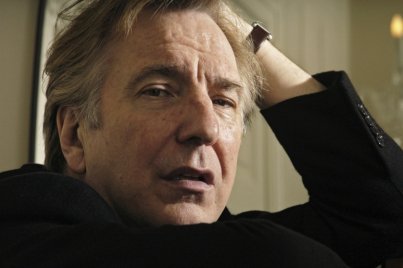 Emlékezzünk Alan Rickmanre: ezeket a filmjeit nézhetjük meg mostanában a tévében