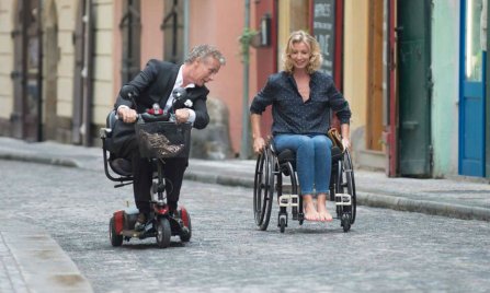 Kritika: Szerelembe gurulva – Hogy bukik le az, aki csak kamuból ül kerekesszékbe?