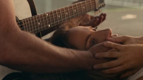 Bradley Cooper hangjánál csak Lady Gagáé jobb