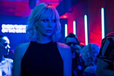 Charlize Theron lezúzza Kelet- és Nyugat-Berlint is, de mindkettő Budapesten van 
