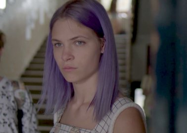 A lila hajú lány nagy veszélybe kerül