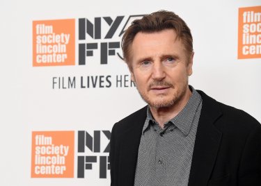 Liam Neeson magyarázkodik, mert egy konteós filmet narrált a covidról
