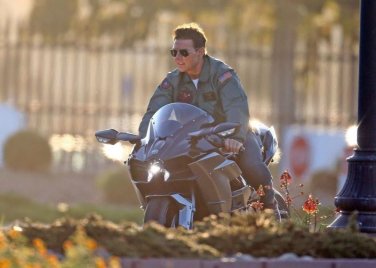 Itt az első motorozós Tom Cruise-fotó a Top Gun 2-ből