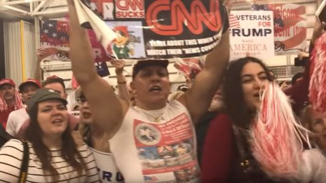 Michael Moore anno lefilmezte a demokratáknak csőbombát küldő férfit