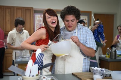 Emma Stone és Jonah Hill új Netflixes sorozatban játssza a bolondot