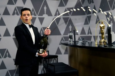 Rami Malek úgy megilletődött az Oscar-díjától, hogy leesett a színpadról!