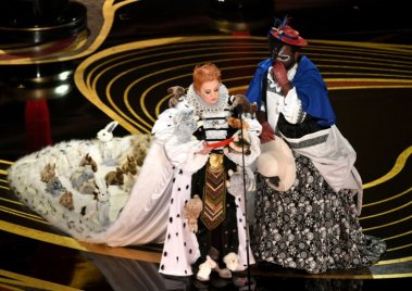 Fergeteges jelmezben adták át az Oscaron a legjobb jelmeznek járó díjat