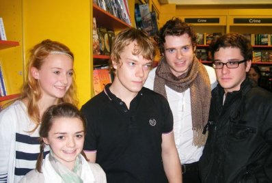 Megint nagyot mennek a neten a 10 évvel ezelőtti, szuperaranyos Trónok harca-stábfotók