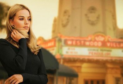 Alig lehet ráismerni Margot Robbie-ra a Volt egyszer egy Hollywood plakátján