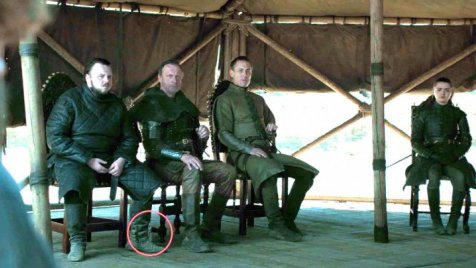 A Trónok harca utolsó részében a papírpohár után egy vizes palackot felejtettek a jelenetben