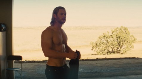Chris Hemsworth csupasz hátsója maga a valóra vált álom