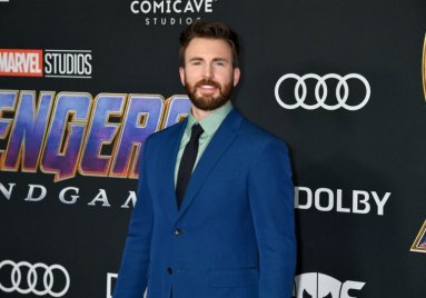 Chris Evans égőbbnél égőbb fotókkal kényezteti a rajongóit