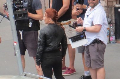 Marvel-fanok, riadó! Scarlett Johansson a pesti rakparton, az Akadémiánál akciózik!