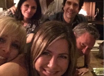 Jennifer Aniston rögtön egy közös Jóbarátok-stábfotóval kezdte meg az Instagram-celebséget