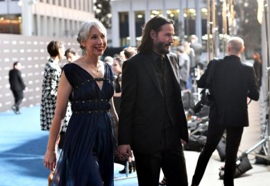 Dobj el mindent! Keanu Reeves hosszú idő után először mutatkozott nyilvánosan az új barátnőjével