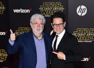 J.J. Abrams már nem haragszik Lucasra, amiatt, hogy a Star Wars atyja 2015-ben szidta Az ébredő Erőt