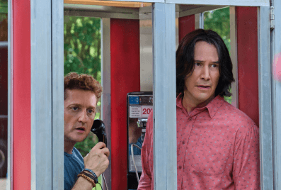 Keanu Reevest megint egy telefonfülkében láthatjuk