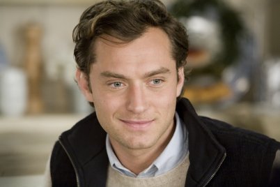 Jude Law színt vallott! Ezért változott meg látványosan a bőrszíne egy régi vígjátékban!