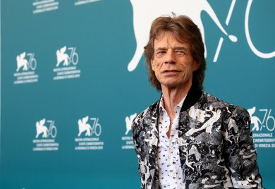Mick Jagger ismét a mozikban: alattomos műkereskedőt alakít Donald Sutherland új filmjében!