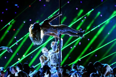 Jennifer Lopez visszatért a rúdhoz