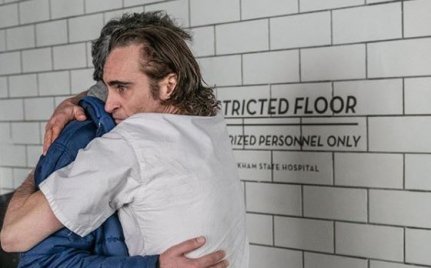 Sosem látott Joker werkfotókkal ünnepelte Todd Phillips Joaquin Phoenix Oscar-díját