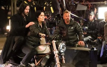 Keanu Reeves és Carrie-Anne Moss 17 évvel a Mátrix 2-3 után ismét motorra pattant!